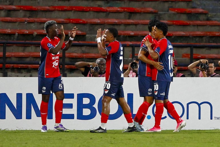 Jugadores de Medellín celebran un gol este miércoles, en un partido de la Copa Sudamericana entre Medellín y Vasco da Gama en el estadio Atanasio Girardot en Medellín (Colombia). 