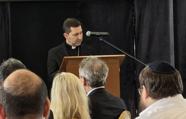 Vincenzo Turturro, nuncio apostólico, hizo uso de la palabra durante la celebración del Januca organizada por la embajada de Israel en el Paraguay.