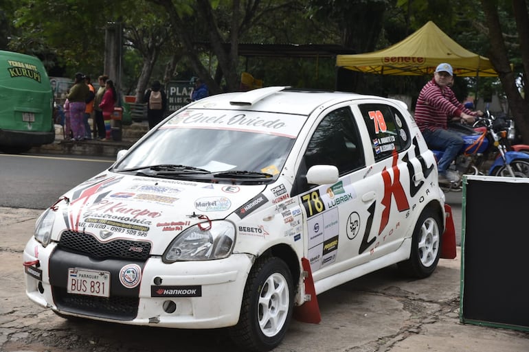 Las verificaciones arrancaron con los autos de la tracción integral y luego fue el turno de los de la simple. El Toyota Vitz #78 de Arnaldo Duarte, listo para verificar.