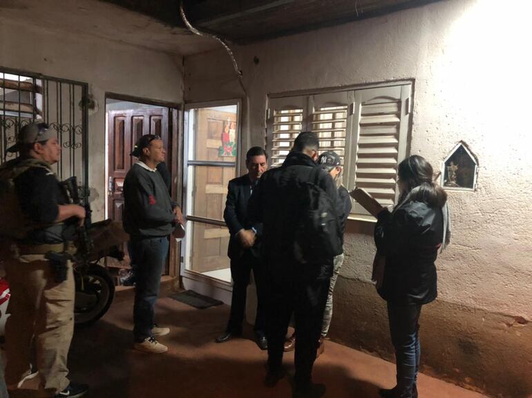 Momento del allanamiento de la vivienda de Christian Arnaldo Schaefer Britto (50), detenido durante el operativo.