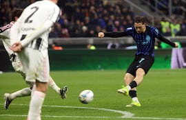 241
MILÁN (Italia), 14/02/2026.- Piotr Zielinski, del Inter de Milán, marca el gol del 3-2 durante el partido de la Serie A italiana entre el Inter y la Juventus en el estadio Giuseppe Meazza en Milán, Italia, el 14 de febrero de 2026. (Italia) EFE/EPA/MATTEO BAZZI