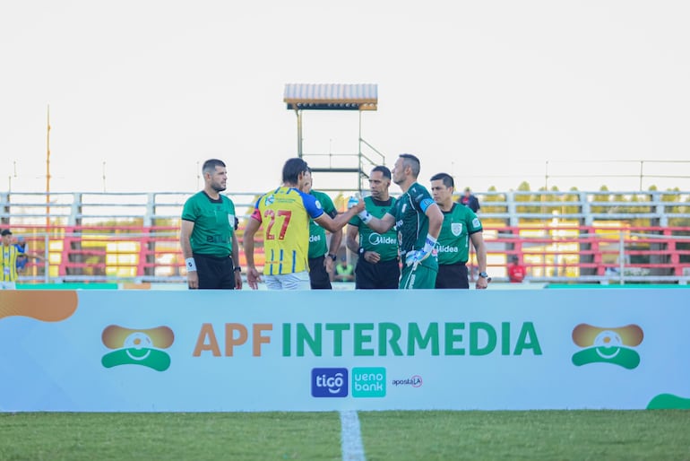 Antes del comienzo del partido en Carapeguá, los capitanes de ambos elencos se saludan ante la atenta mirada del juez y sus asistentes.