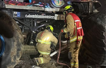 Bomberos de Popayán inspeccionan una camioneta del tipo 'Monster Truck', en Popayán (Colombia).