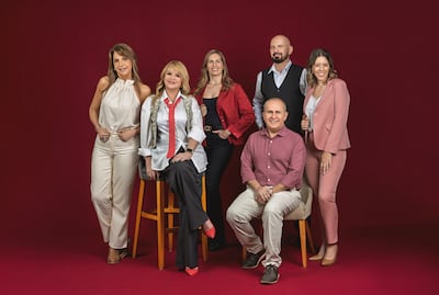 Tere Franco, Adela Mercado, Gaby Mallorquín, Pablo Guerrero (sentado), Jorge Puig y Denisse Hutter, conductores de Cardinal Romance 98.5 FM.