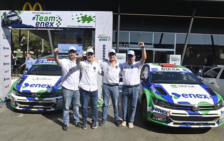 Presentación del Team Enex con Diego Fabiani, Javier Ugarriza, Augusto Bestard y Héctor Nunes, junto a los dos VW Polo GTI R5.