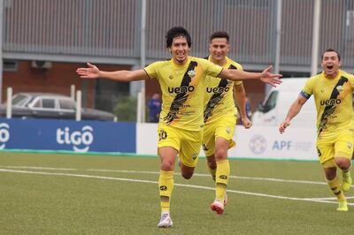 Marcos Benítez sale a celebrar el tanto del triunfo recoletano, perseguido por Lucas González y Juan Isidro Núñez. (Foto: APF)