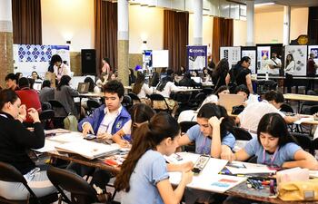 Los estudiantes demostraron entusiasmo y creatividad durante el evento.