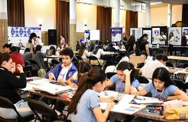 Los estudiantes demostraron entusiasmo y creatividad durante el evento.