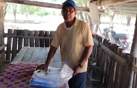 Guillermo Mallero, abuelo de tres escolares, denuncia que solo le entregaron dos kit, el mismo proviene de una humilde familia en Fuerte Olimpo.