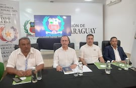 Óscar González en presencia de autoridades locales y departamentales