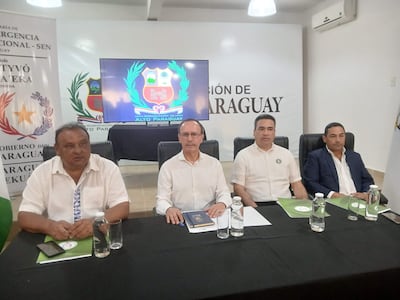 Óscar González en presencia de autoridades locales y departamentales