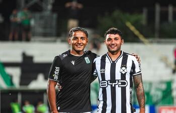 El recientemente presentado en Sol de América, Pablo Viudez, junto a su hermano, Tabaré Viudez, de exitoso paso por Olimpia.