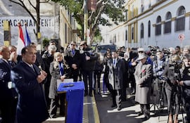 Aniversario Partido Liberal Radical Autentico. Al micrófono el titular partidario Hugo Fleitas, observado por Alba Talavera (de fondo).