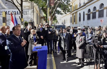 Aniversario Partido Liberal Radical Autentico. Al micrófono el titular partidario Hugo Fleitas, observado por Alba Talavera (de fondo).