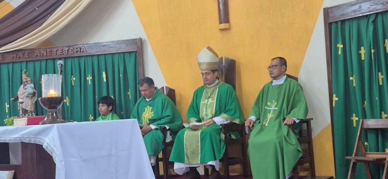 El obispo Gabriel Escobar, en Carmelo Peralta