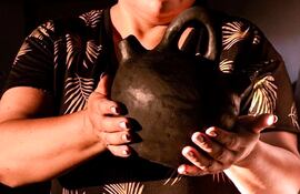 Imagen ilusrtativa. El Ñai'upo (Quehacer Cerámico) como un oficio ancestral y manifestacion expresiva de siglos ha permitido servir como un medio utilitario y tambien hasta espiritual o estetico en comunidades locales como la de Kambuchi Apo en Caaguazu, Ita. (archivo)