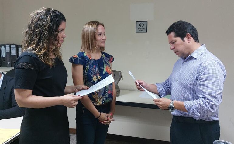 Las agentes fiscales Luz Guerrero y Natalia Silva junto con el juez penal de garantías José Agustín Delmás.