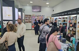 Presencia de clientes, en su mayoría turistas de compras, en un centro comercial de Pedro Juan Caballero.