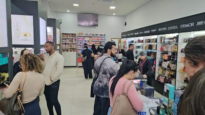 Presencia de clientes, en su mayoría turistas de compras, en un centro comercial de Pedro Juan Caballero.