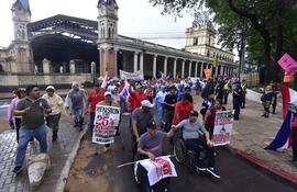 Personas con discapacidad encabezan la marcha por el centro de Asunción.