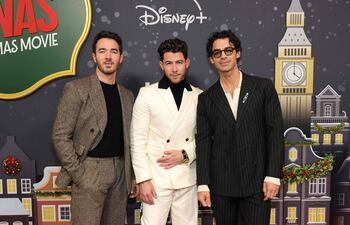 Kevin Jonas, Nick Jonas y Joe Jonas en el estreno en Nueva York de “A Very Jonas Christmas Movie” de Disney+. (Dia Dipasupil/Getty Images/AFP)