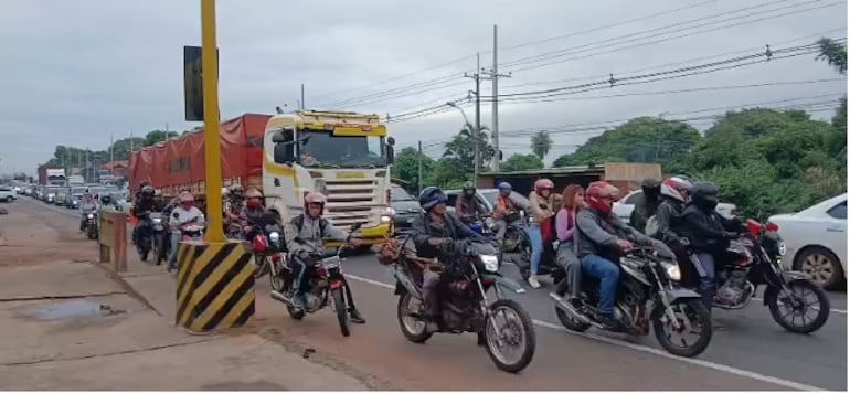 El corte de rutas generó un larga cola de vehículos, que tenían como destino la capital del país.