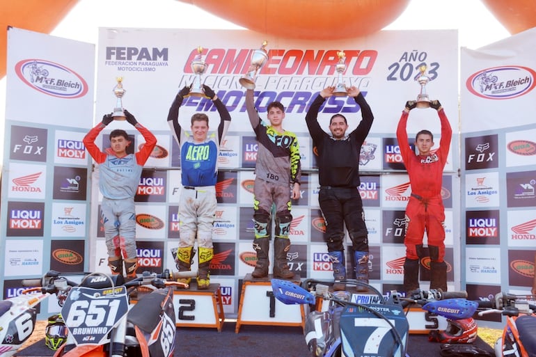 Lucas Aguilera, Bruno Fleitas y Juan Aquino, podio de la MX Principiantes.