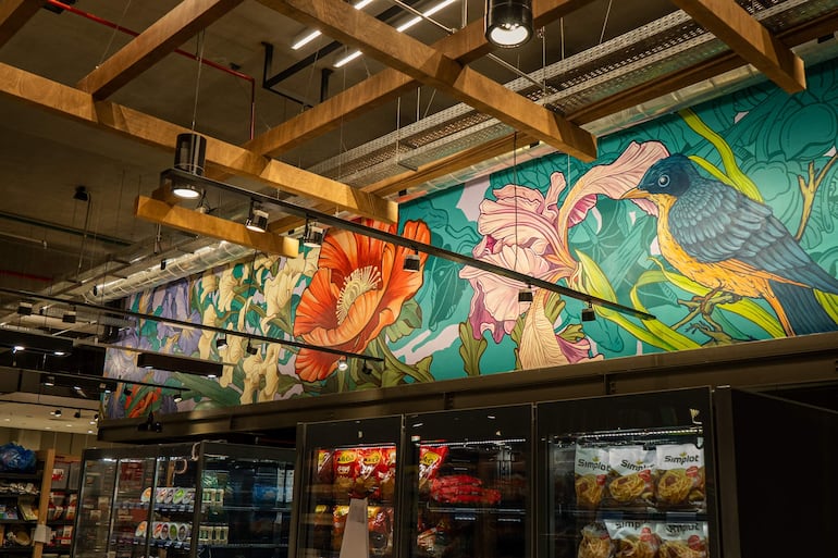 El mural diseñado por Ocho Estudio es de inspiración Art Nouveau.