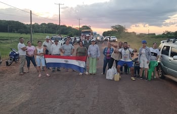 Vecinos de Loma Pero mantienen el cierre de la ruta exigiendo el reinicio del tramo tres de la Ruta del Progreso, paralizado desde octubre de 2024 por la rescisión del contrato con la empresa adjudicada inicialmente.