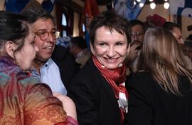 La socialdemócrata Carolina Tohá (c) asiste a su cierre de campaña en Valparaíso (Chile). Los chilenos definirán en las primarias de este domingo al candidato que representará al progresismo en las presidenciales de noviembre, donde se enfrentará a un conservadurismo que lidera todas las encuestas y que por primera vez incluye a dos aspirantes ultraderechistas.a