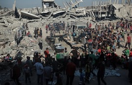 Palestinos acuden a la zona donde una organización benéfica distribuye comida caliente en Beit Lahia, Gaza, 28 de octubre de 2025. Getty Images.
