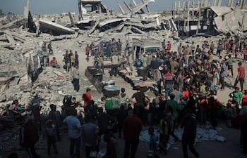Palestinos acuden a la zona donde una organización benéfica distribuye comida caliente en Beit Lahia, Gaza, 28 de octubre de 2025. Getty Images.