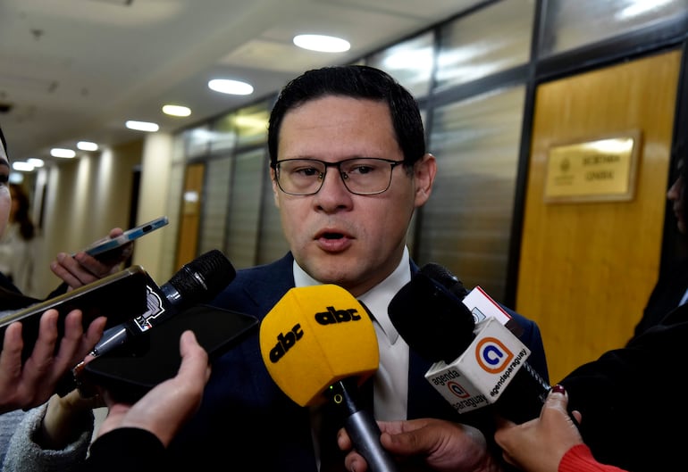 Óscar Oreé l en la sala de sesión del senado para la rumión con los senadores.