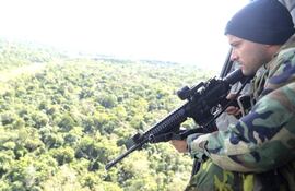 un-tirador-de-la-ftc-apunta-desde-un-helicoptero-el-area-donde-los-criminales-del-epp-montaron-su-base-de-operaciones-en-un-sector-de-la-estancia-c-194831000000-1108020.jpg
