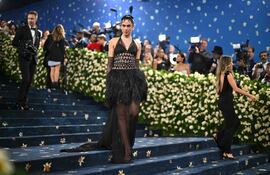 La cantautora británica Dua Lipa llega a la Gala del Met 2025 en el Museo Metropolitano de Arte el 5 de mayo de 2025 en Nueva York. La gala recauda fondos para el Instituto del Traje del Museo Metropolitano de Arte.