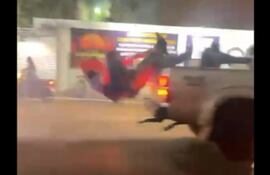 Aficionados caen de una camioneta en Hernandarias.