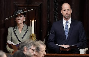 Kate Middleton y William de Inglaterra en la ceremonia de investidura de la arzobispa de Canterbury, Sarah Mullally, en la catedral de Canterbury. (Jordan Pettitt / POOL / AFP)