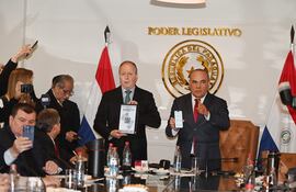 El ministro de Economía, Carlos Fernández Valdovinos, y el presidente del Congreso, senador Basilio "Bachi" Núñez, durante la presentación del proyecto de ley de PGN 2026 en formato QR realizada ayer.