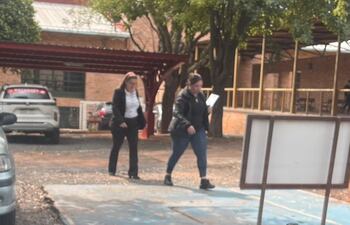 Momento en el que la agente fiscal, María del Carmen Palazón, llega a las instalaciones de Derecho UNA.