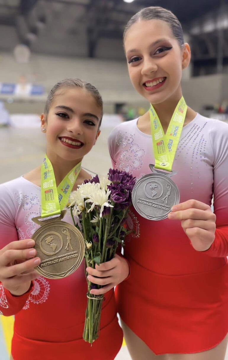 Anabella Portaluppi y Sara Bogado, felices con sus medallas.