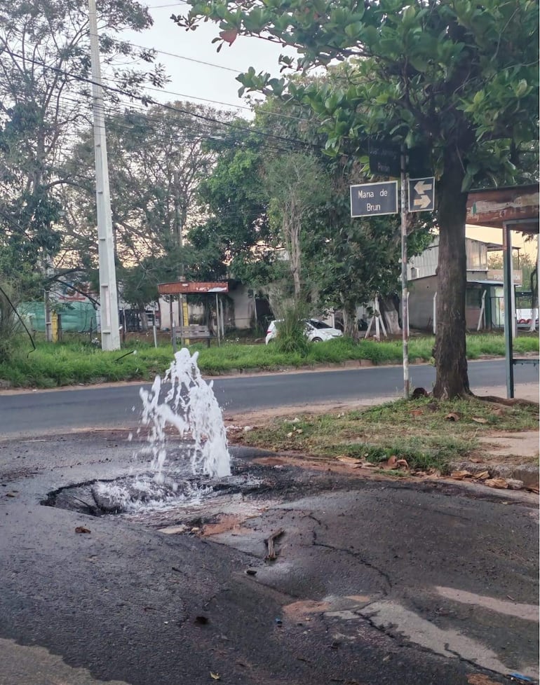 Itá Enramada: Caños rotos y baches hunden cimientos por inacción municipal y de la Essap Itá Enramada: Caños rotos y baches hunden cimientos por inacción municipal y de la Essap