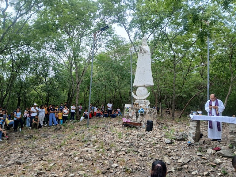 El padre Carlos Coronel, realizando la celebración central junto a la imagen de la Virgen de Caacupé.