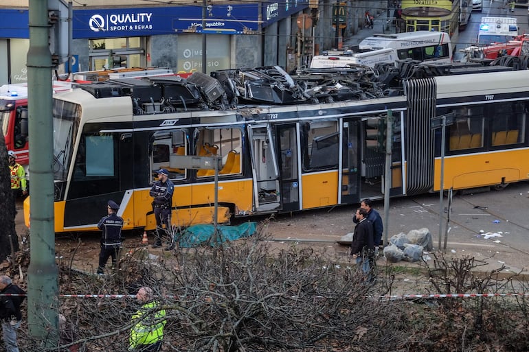 Servicios de emergencia en el lugar del accidente tras el descarrilamiento de un tranvía en la zona de Porta Venezia de Milán, Italia, el 27 de febrero de 2026.