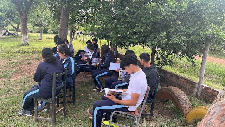 Concepción: alumnos siguen dando clase bajo árboles