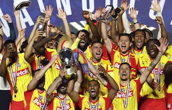 Los jugadores del Lens celebran con el trofeo tras ganar el partido final de la Copa de Francia de fútbol entre el RC Lens y el OGC Nice en el estadio Stade de France, en Saint-Denis.