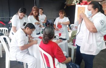 Personal de salud haciendo "proselitismo médico" a favor de candidato a concejal cartista.