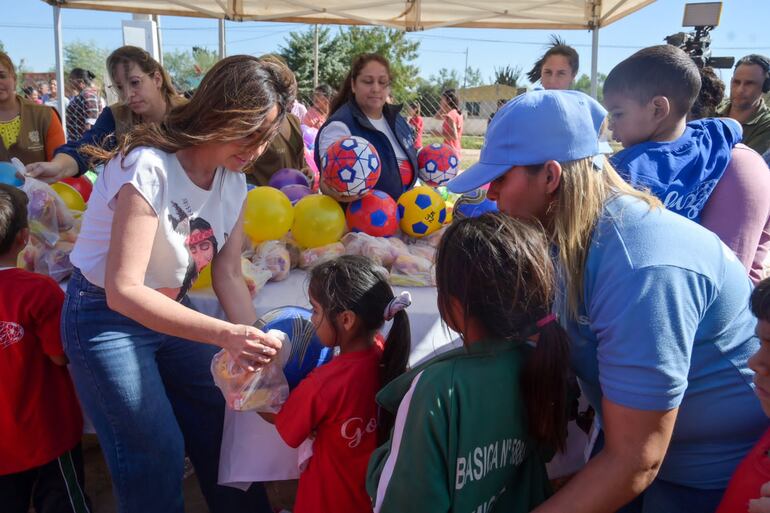 La Primera Dama Silvana Abdo repartiendo juguetes a niños de Loma Plata.