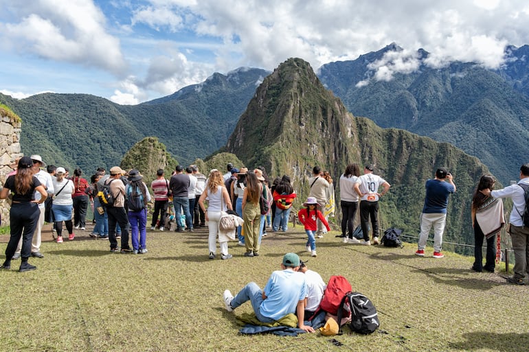Aguas Calientes, Perú. Turistas en el mirador de la Casa del Guardián dentro del Santuario Histórico de Machu Picchu.