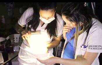 Con cada tormenta, el personal de salud debe atender a oscuras, guiándose con la luz del celular.