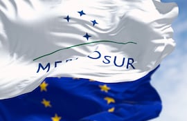 Banderas del Mercosur y la Unión Europea flamean juntas.